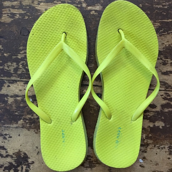 yellow flip flops old navy